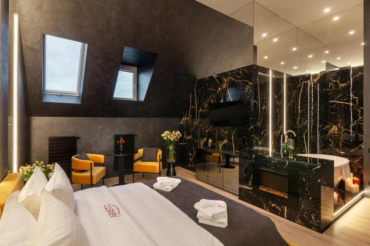 Aristo Jacuzzi Hotel Liov Exterior foto