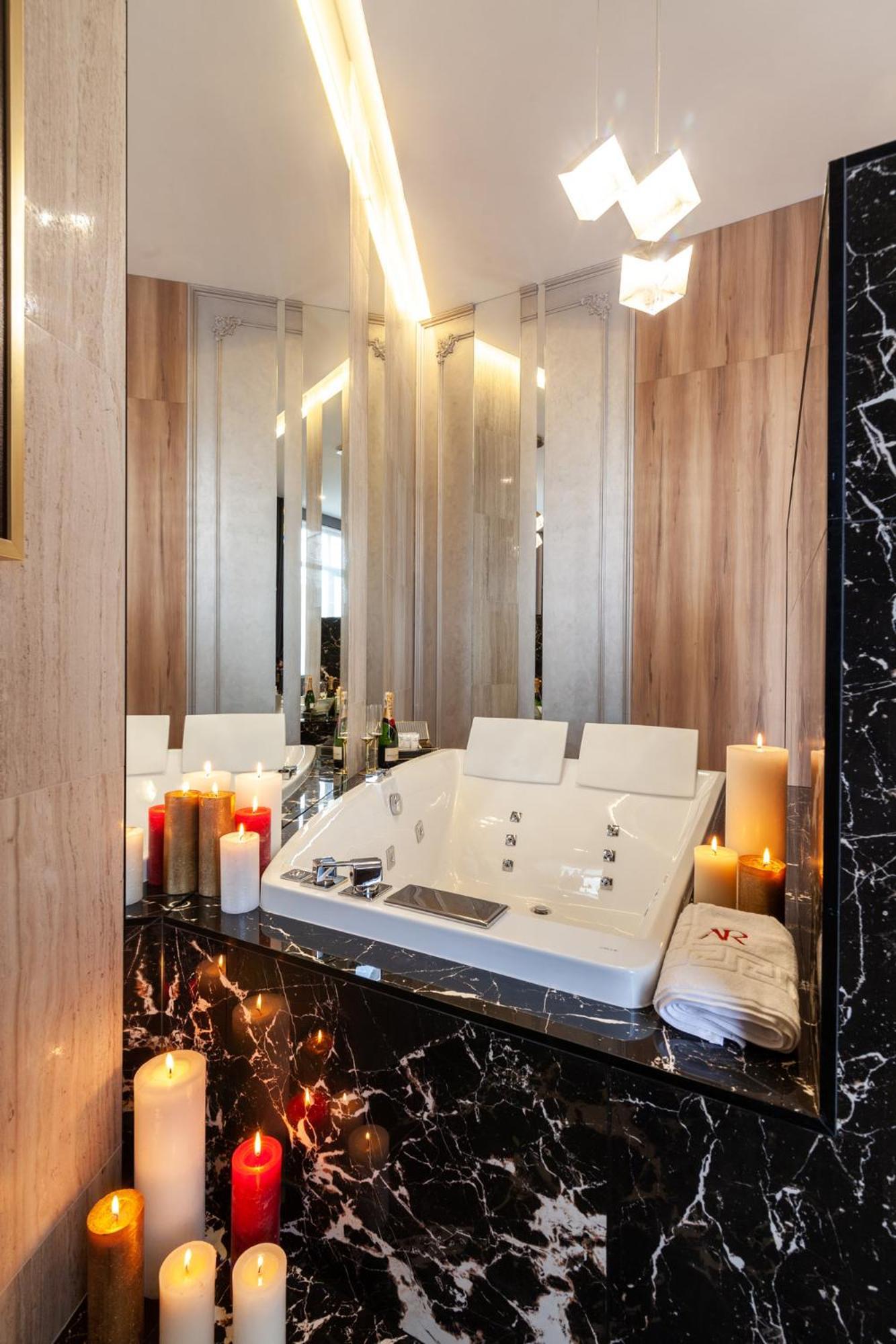 Aristo Jacuzzi Hotel Liov Exterior foto