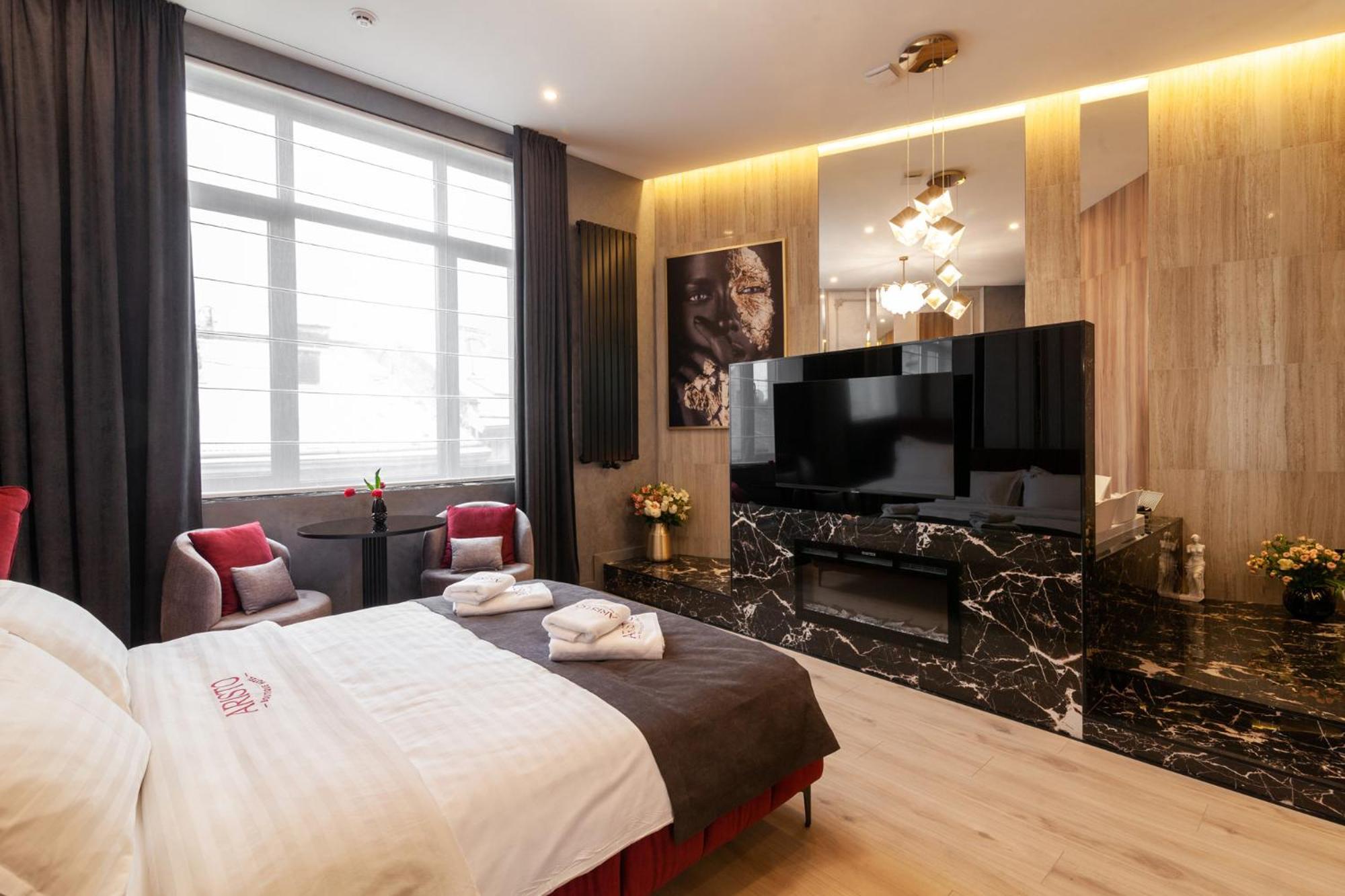 Aristo Jacuzzi Hotel Liov Exterior foto