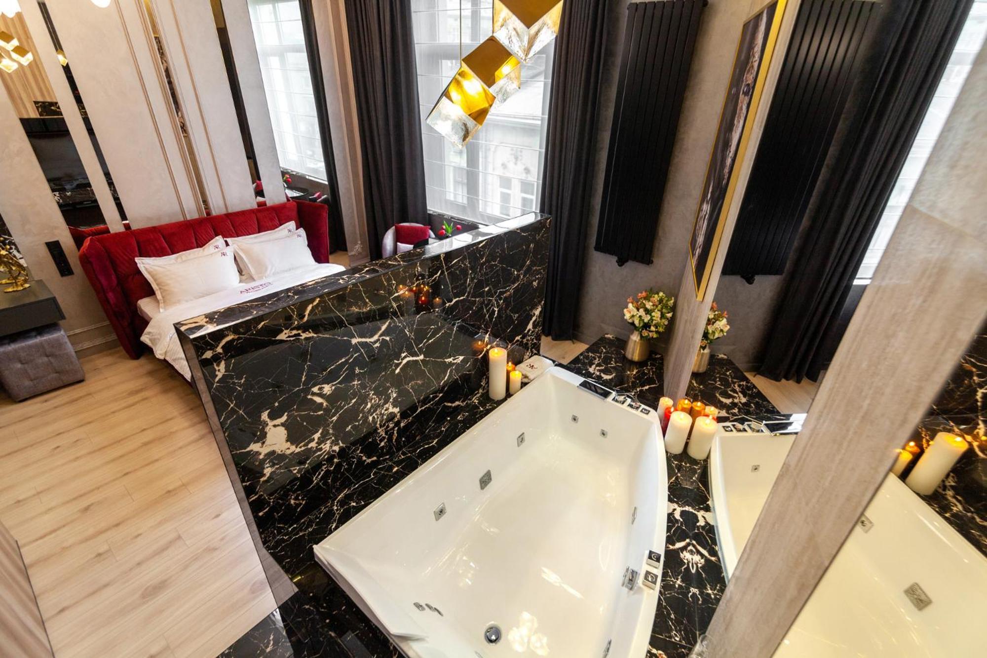 Aristo Jacuzzi Hotel Liov Exterior foto